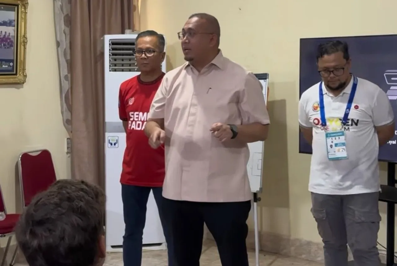 Andre Rosiade ketika berbicara di depan para pemain Semen Padang/foto: Ofisial Semen Padang