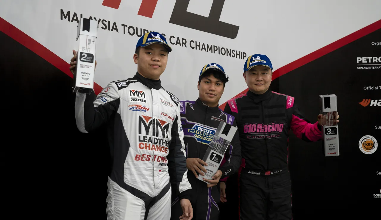 Daffa Budiharjo (tengah) berhasil mendominasi PSCI 2025 di Sirkuit Sepang, Malaysia. (Superstars Motorsport)