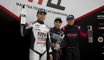 Daffa Budiharjo (tengah) berhasil mendominasi PSCI 2025 di Sirkuit Sepang, Malaysia. (Superstars Motorsport)