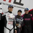 Daffa Budiharjo (tengah) berhasil mendominasi PSCI 2025 di Sirkuit Sepang, Malaysia. (Superstars Motorsport)