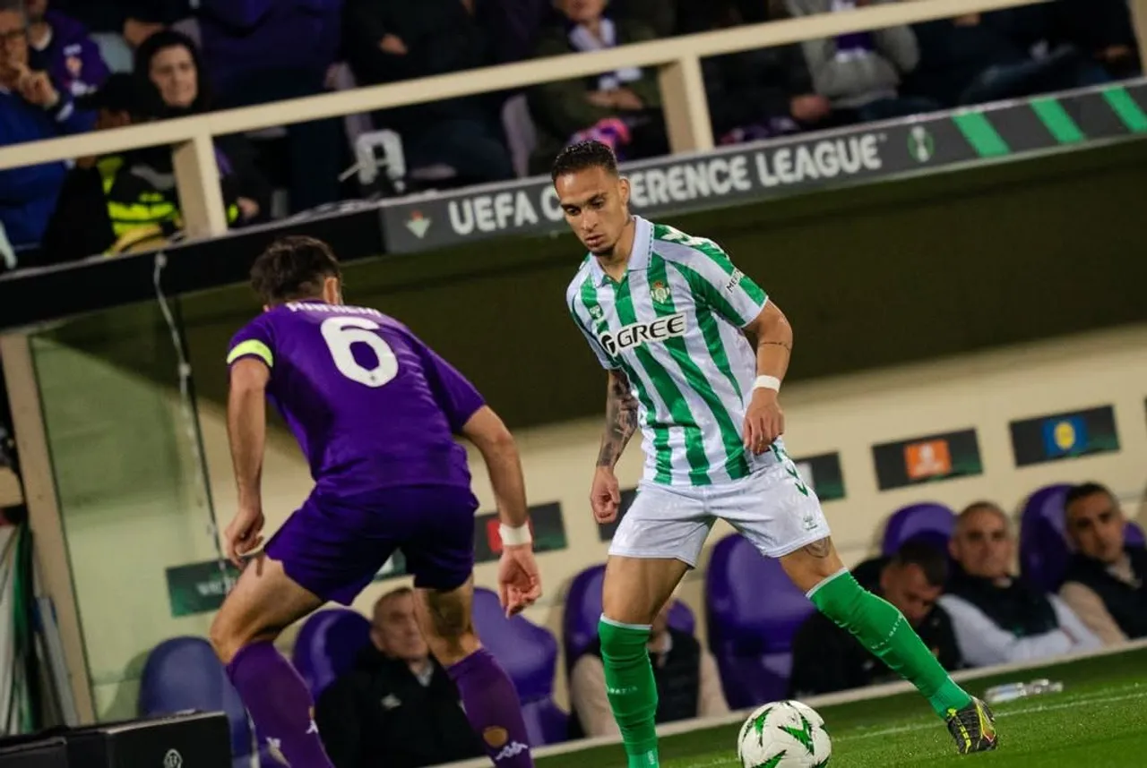 Pemain Real Betis, Antony, jadi pahlawan di leg ke-2 semifinal UEFA Conference League 2024/2025 melawan Fiorentina. (Foto: Instagram/realbetisbalompie)