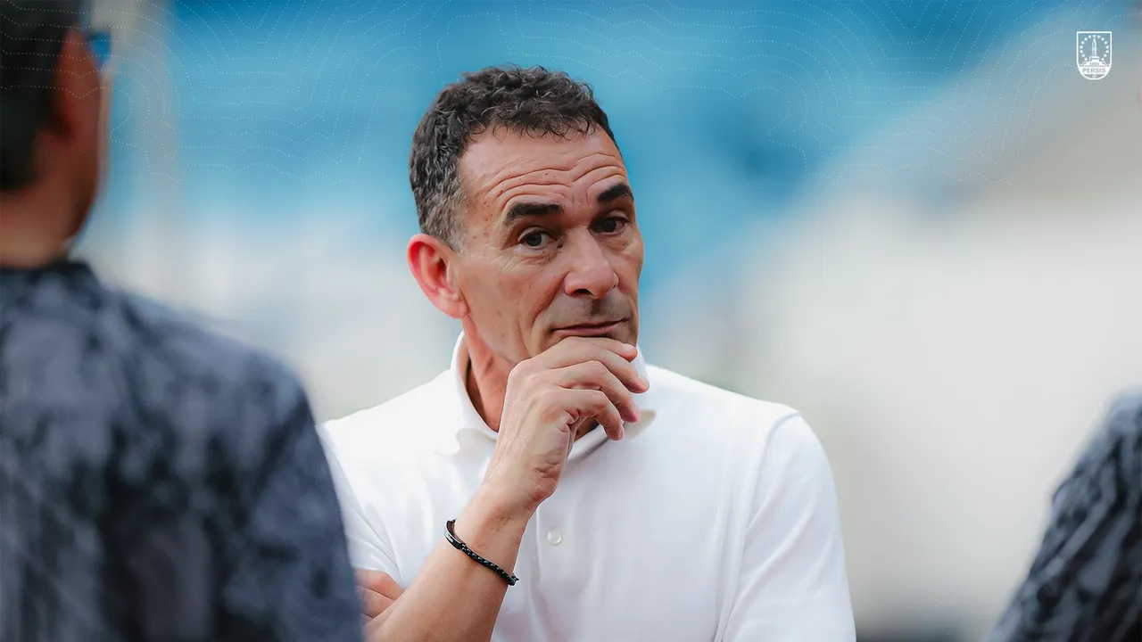 Gerald Vanenburg saat menyambangi markas Persis Solo (Foto: Persis Solo/Tim Media PERSIS)