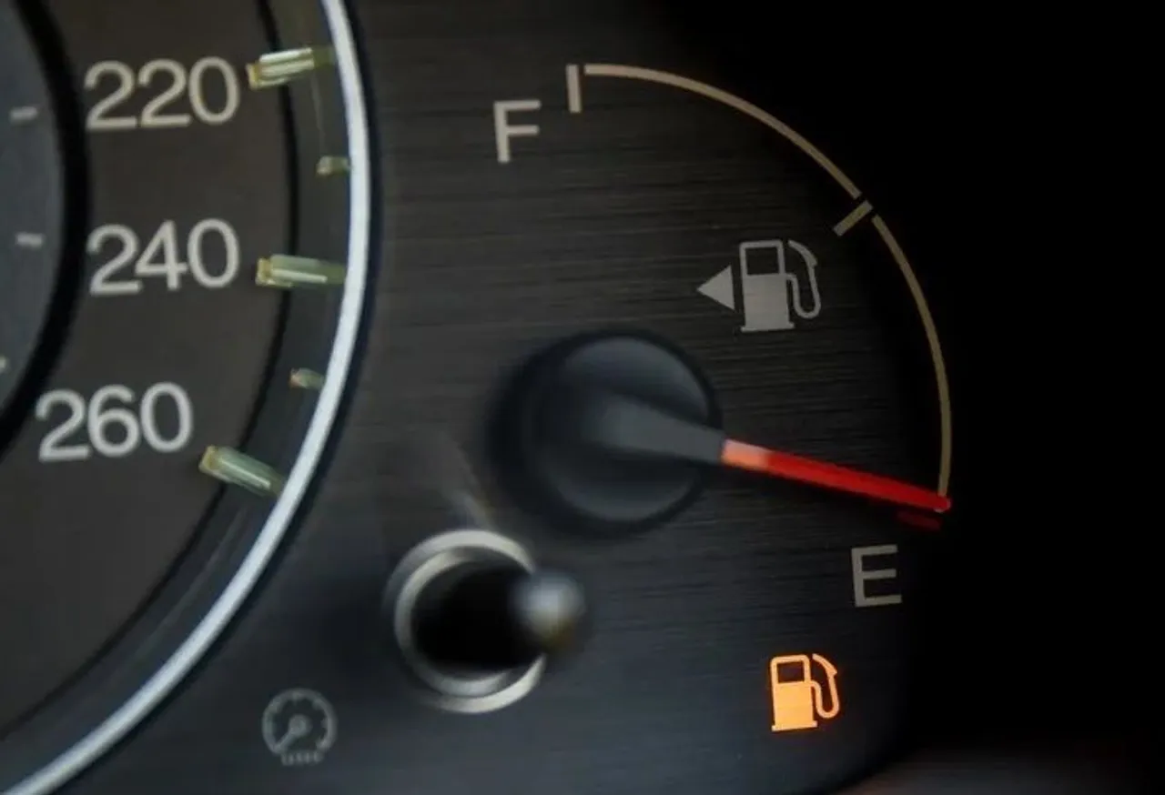 Posisi lubang tangki lihat di indikator bensin. (AzoSensor)