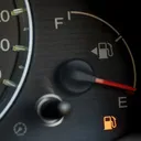 Posisi lubang tangki lihat di indikator bensin. (AzoSensor)