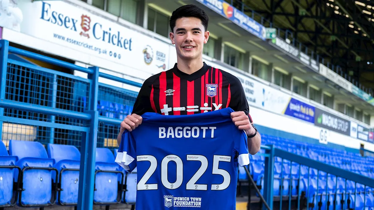 Elkan Baggott saat meneken kontrak bersama Ipswich Town hingga 2025 (Foto: Ipswich Town/itfc.co.uk)