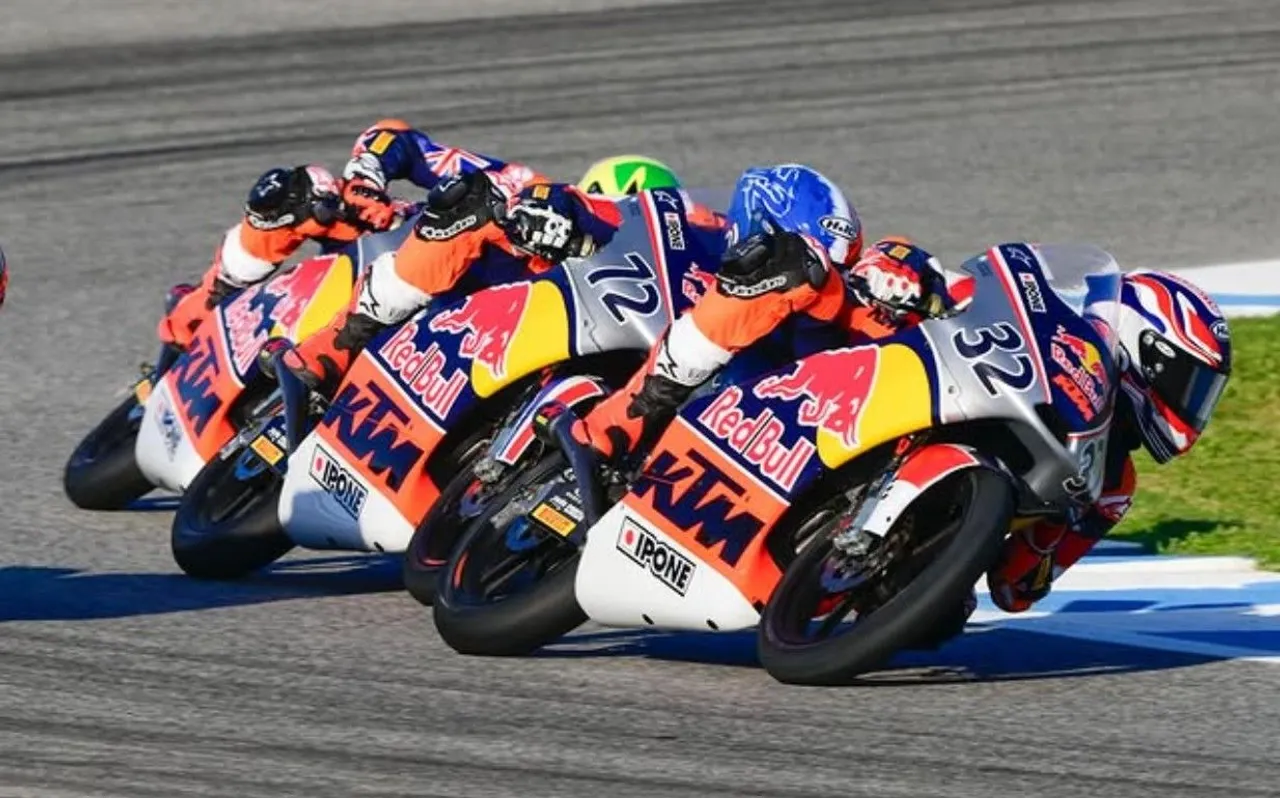 Aksi Kiandra Ramadhipa di Red Bull Rookies Cup 2025/foto: Ofisial Red Bull Rookies Cup