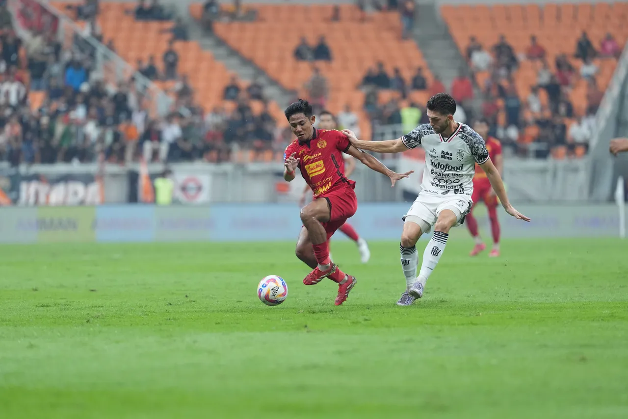 Firza Andika menjadi pilar penting di sisi kiri pertahanan Macan Kemayoran. (Foto: Media Persija)