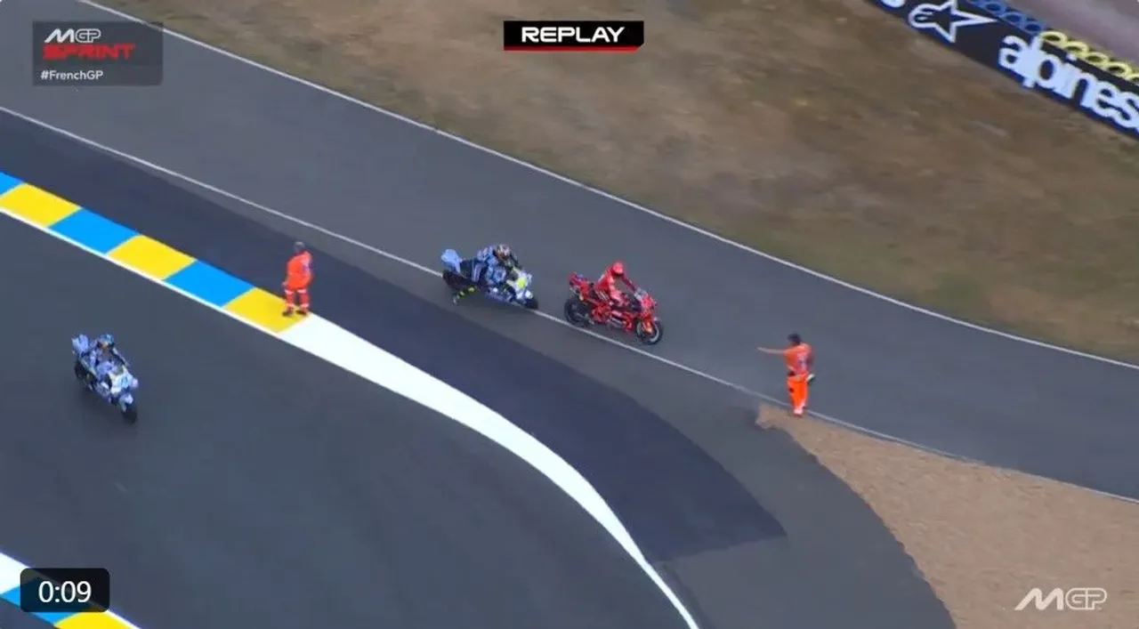 Fermin Aldeguer seruduk Marc Marquez saat menyapa para penggemar di Sirkuit Le Mans/foto: MotoGP