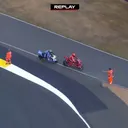 aldeguer seruduk marquez.jpg - Fermin Aldeguer seruduk Marc Marquez saat menyapa para penggemar di Sirkuit Le Mans/foto: MotoGP