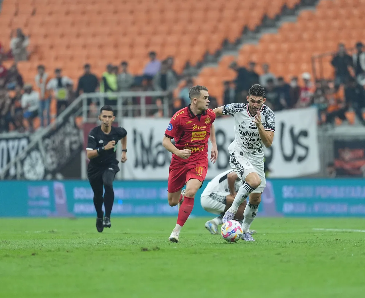 Tribun Jakarta International Stadium terlihat lowong saat Persija Jakarta berhadapan dengan Bali United. (Foto: Media Persija)