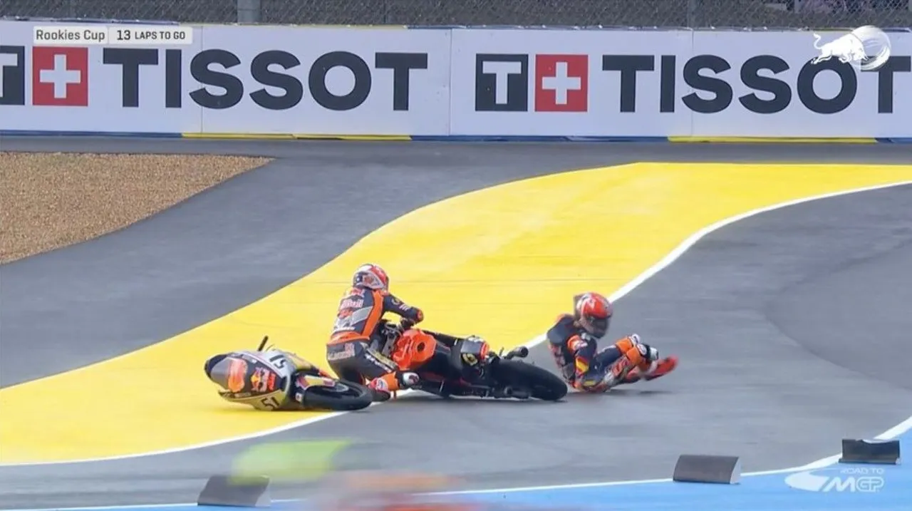 Brian Uriarte dan Hakim Danish crash di awal race 2 Red Bull Rookies Cup 2025 seri Prancis/foto: Red Bull Rookies Cup