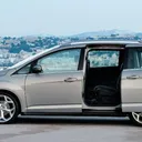 Ilustrasi pintu geser alias sliding door. (CarSwitch)