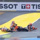 Brian Uriarte dan Hakim Danish crash di awal race 2 Red Bull Rookies Cup 2025 seri Prancis/foto: Red Bull Rookies Cup