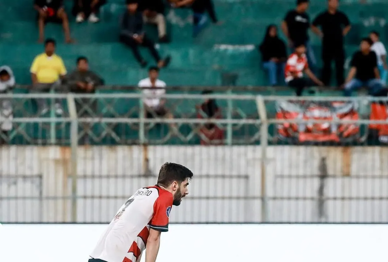 Bek Madura United, Pedro Monteiro, tertunduk lesu usai dikalahkan Borneo FC di pekan ke-32 Liga 1 2024/2025. (Foto: Instagram/maduraunited.fc)