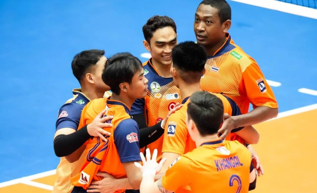 Doni Haryono dan pemain Nakhon Ratchasima di AVC Champions League 2025 putra/foto: Ofisial AVC