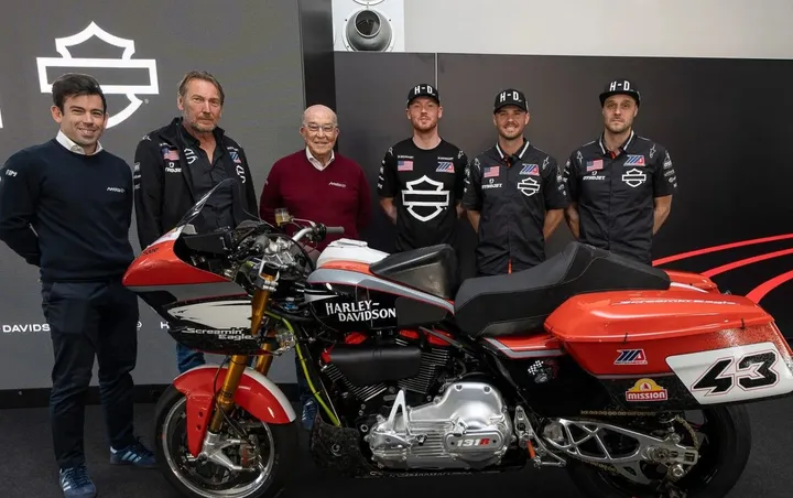 COE Dorna Sports, Carmelo Ezpelete dan CEO Harley-Davidson, Jochen Zeitz/foto: MotoGP