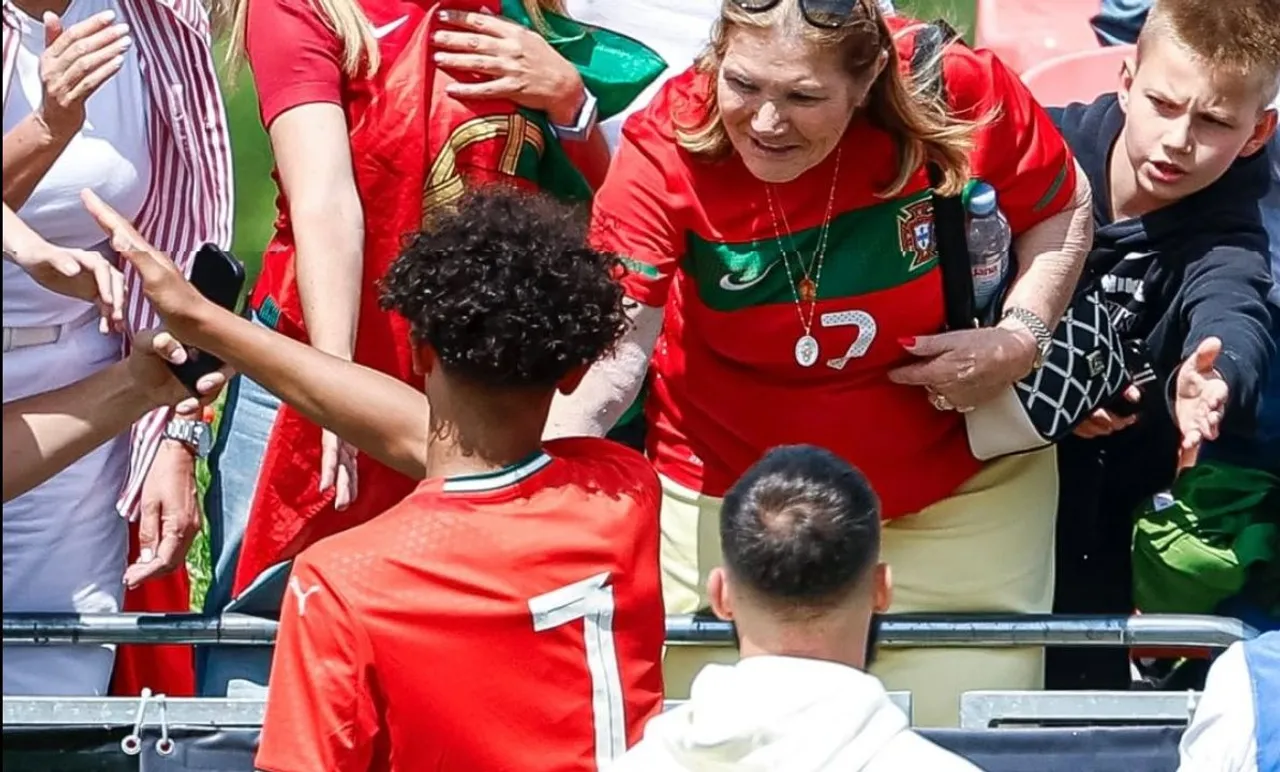 Cristiano Ronaldo Jr menjumpai para pendukung selepas pertandingan. (foto: Instagram/portugal)