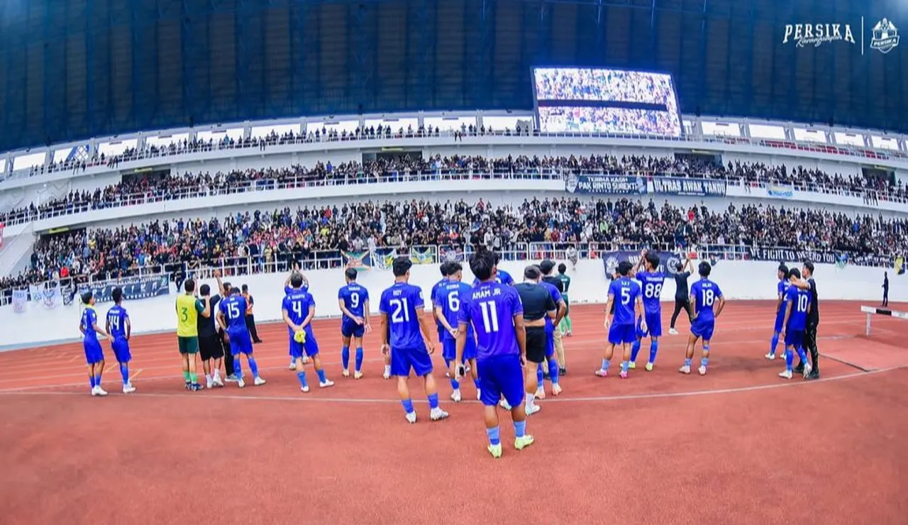Para pemain Persika Karanganyar menghampiri suporter yang ada di stadion. (Foto: Instagram/persikakra)