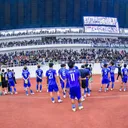 Para pemain Persika Karanganyar menghampiri suporter yang ada di stadion. (Foto: Instagram/persikakra)