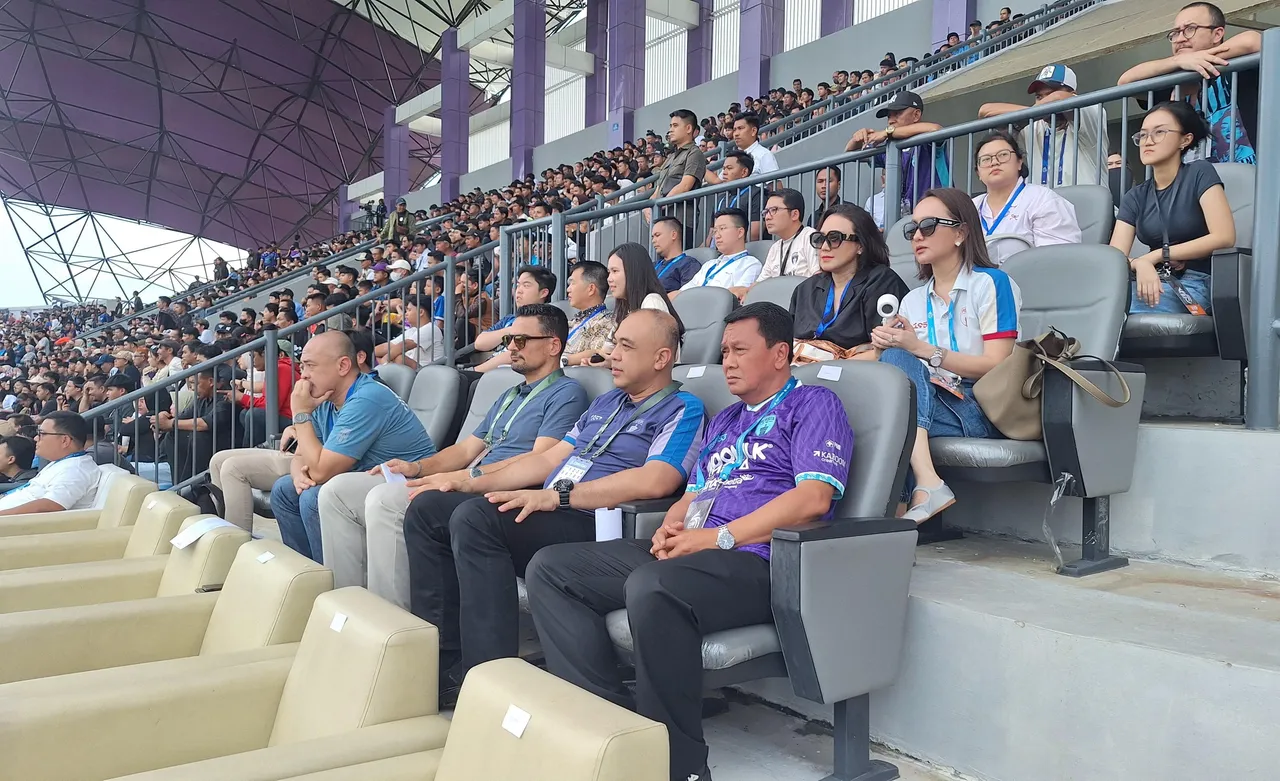 Mantan pelatih Persija Jakarta Carlos Pena (tiga dari kanan) sudah dipastikan bakal melatih Persita Tangerang. (Foto: Taufiq Ardyansyah)