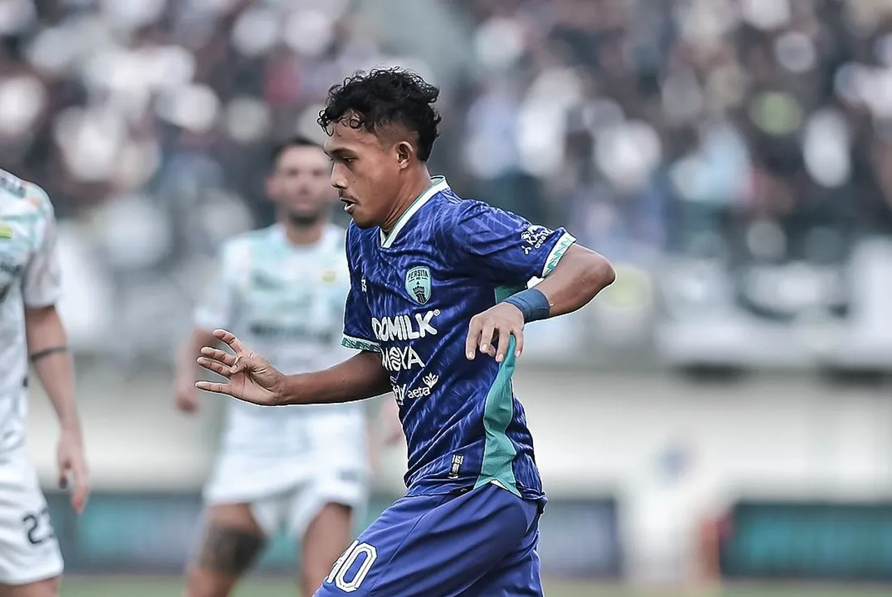 Jalannya laga antara Persita vs Persib di pekan ke-33 Liga 1 2024/2025. (Foto: Instagram/persib)