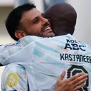 Bintang Persib Bandung, Tyronne del Pino, berpelukan dengan Gervane Kastaneer. (Foto: Instagram/persib)