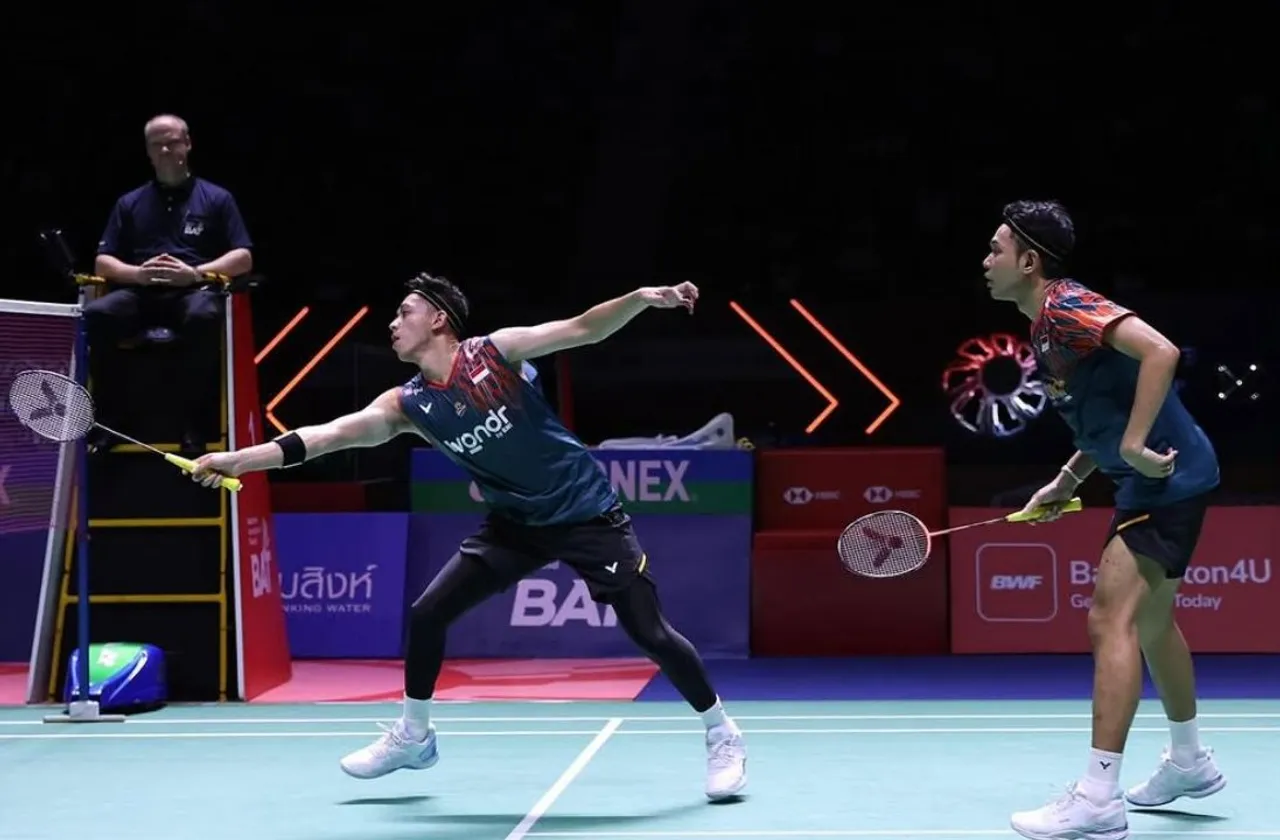 Aksi Fajar Alfian/Muhammad Rian Ardianto di semifinal Thailand Open 2025. (Foto: Instagram/pbsi)
