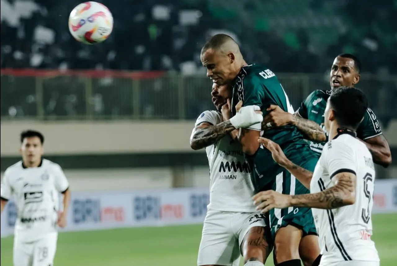 Duel para pemain dalam pekan ke-33 Liga 1 2024/2025 antara PSS Sleman vs Persija Jakarta. (Foto: Instagram/psssleman)