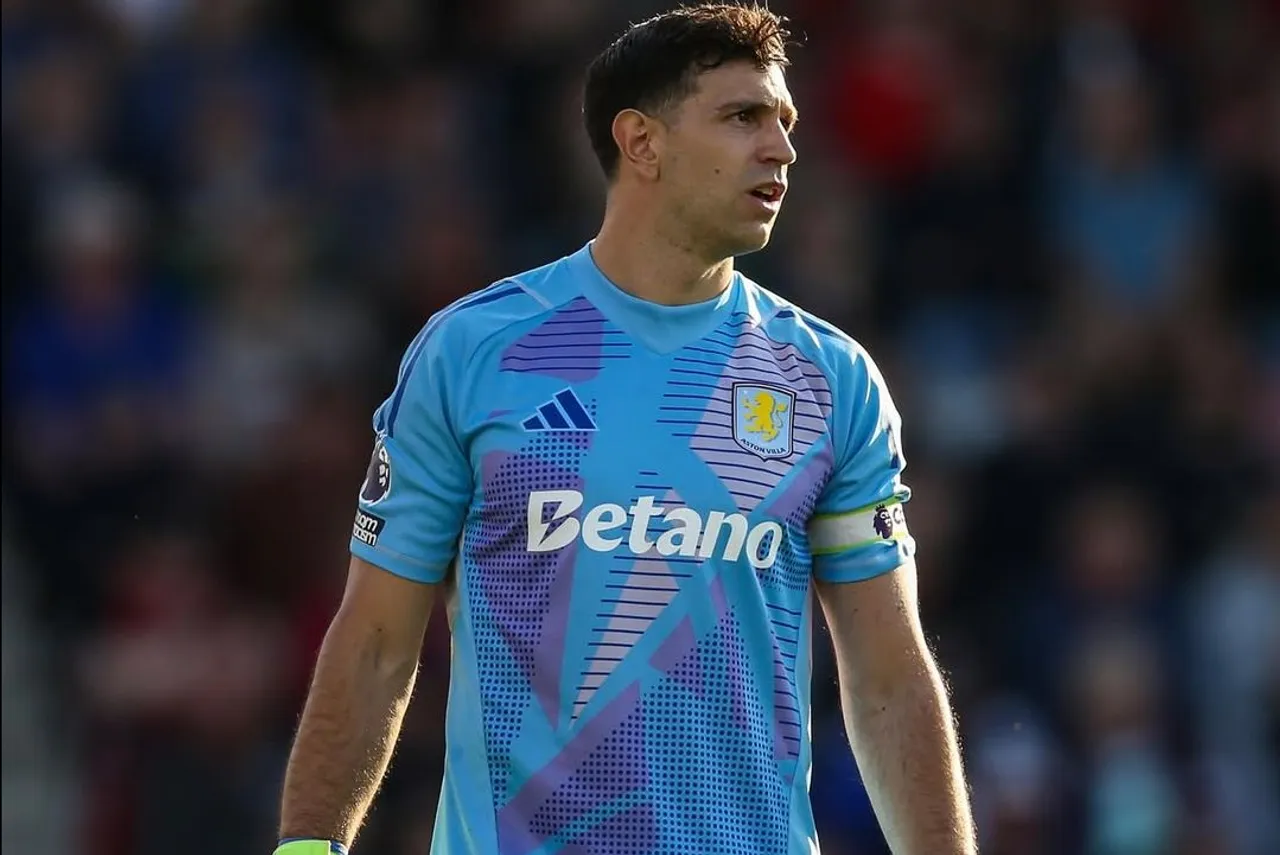 Penjaga gawang Aston Villa, Emiliano Martinez. (Foto: Instagram/avfcofficial)