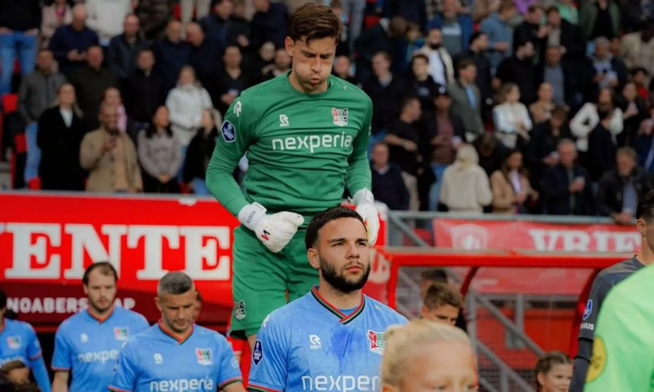 Calvin Verdonk jadi kapten NEC Nijmgegend i laga kontra FC Twente. (Foto: Instagram.necnijmegen)