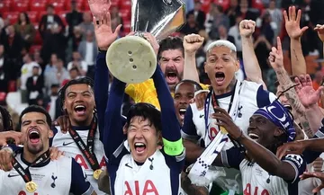 Kapten Tottenham Hotspur, Son Heung-min Angkat Trofi Liga Europa/Foto: X Spurs
