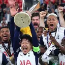 Kapten Tottenham Hotspur, Son Heung-min Angkat Trofi Liga Europa/Foto: X Spurs