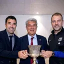 Direktur Olahraga Barcelona, Deco, bersama Joan Laporta (Presiden) dan Hansi Flick (Pelatih). (Foto: Instagram/decoofficial)