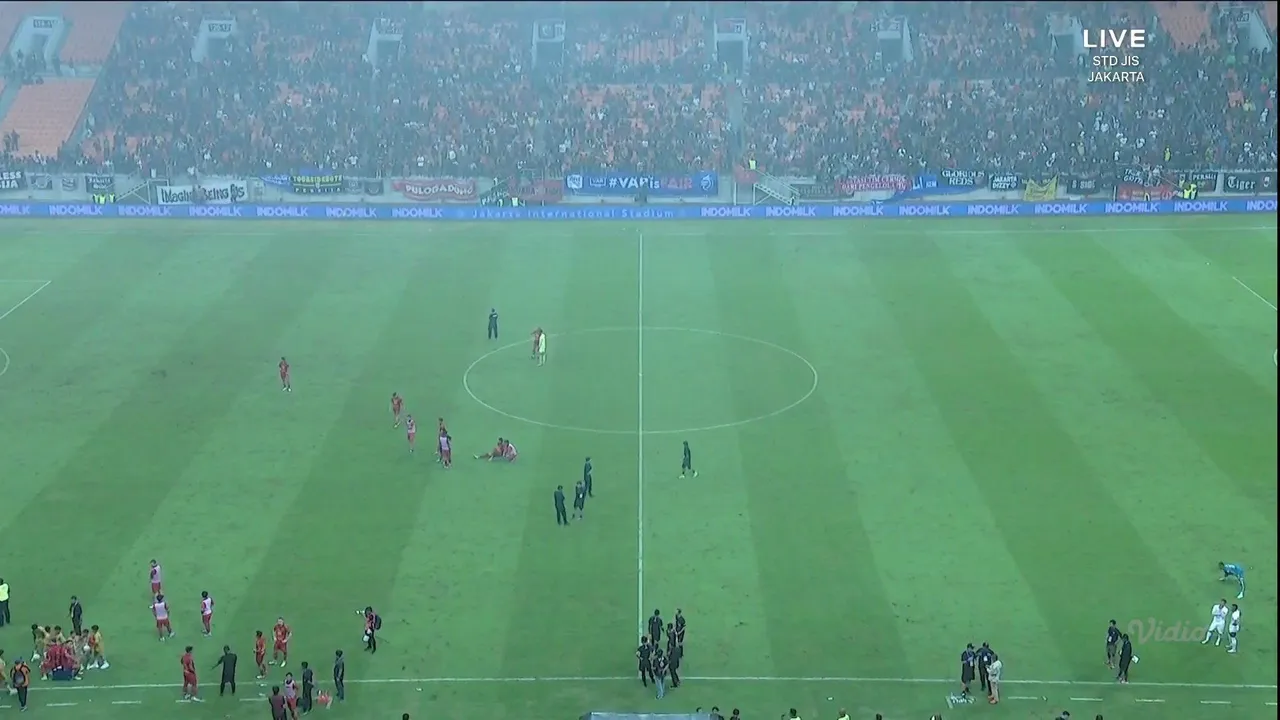 Pertandingan Persija vs Malut United sempat dihentikan wasit ketika memasuki menit ke-75/foto: Vidio