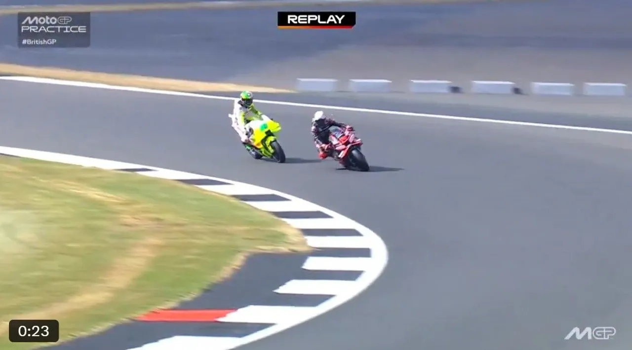 Franco Morbidelli dan Marco Bezzecchi terlibat insiden di sesi practice MotoGP Inggris/foto: MotoGP