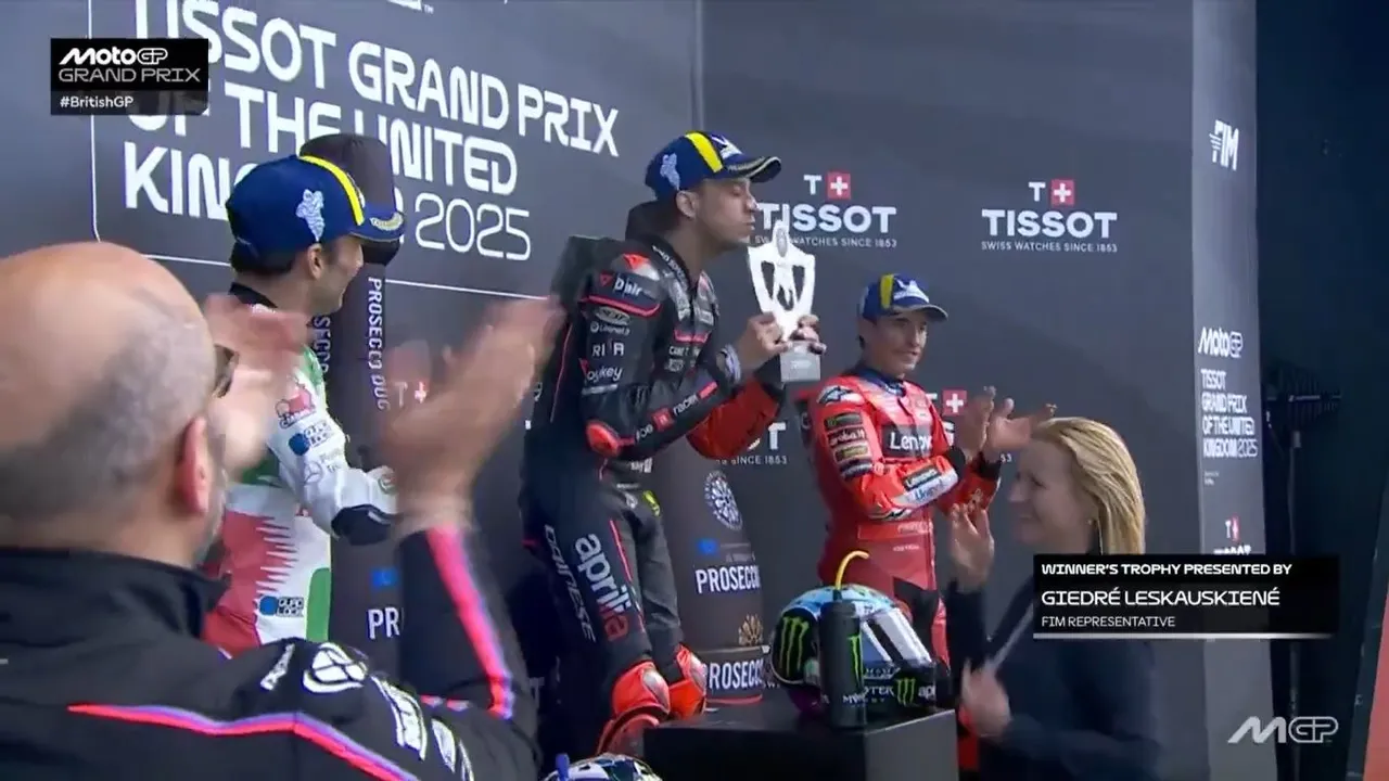 Marco Bezzecchi memenangi MotoGP Inggris 2025 dan ditemani Johann Zarco serta Marc Marquez di podium (Foto: tangkapan layar x.com/MotoGP)