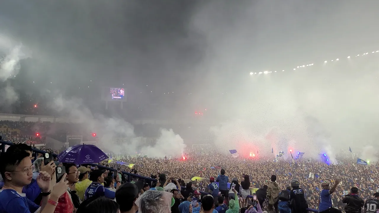 Flare di Laga Persib vs Persis/Foto: SportCorner.id/Puspa