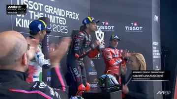 Marco Bezzecchi memenangi MotoGP Inggris 2025 dan ditemani Johann Zarco serta Marc Marquez di podium (Foto: tangkapan layar x.com/MotoGP)