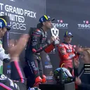 Marco Bezzecchi memenangi MotoGP Inggris 2025 dan ditemani Johann Zarco serta Marc Marquez di podium (Foto: tangkapan layar x.com/MotoGP)