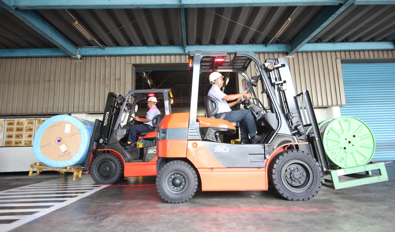 Bridgestone Indonesia gunakan forklift listrik untuk pangkas 70 ton emisi CO2. (Bridgestone Indonesia)