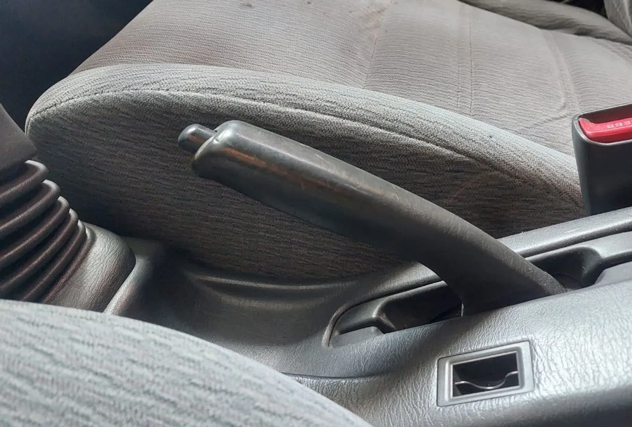 Tuas rem tangan salah satu fitur pengereman mobil. (Bagus)