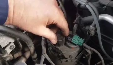 Ilustrasi bleeding mesin diesel. (YouTube)