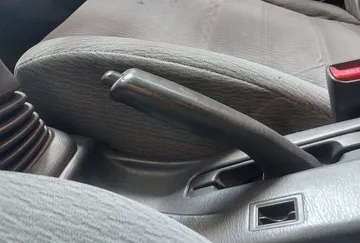 Tuas rem tangan salah satu fitur pengereman mobil. (Bagus)