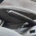 Tuas rem tangan salah satu fitur pengereman mobil. (Bagus)