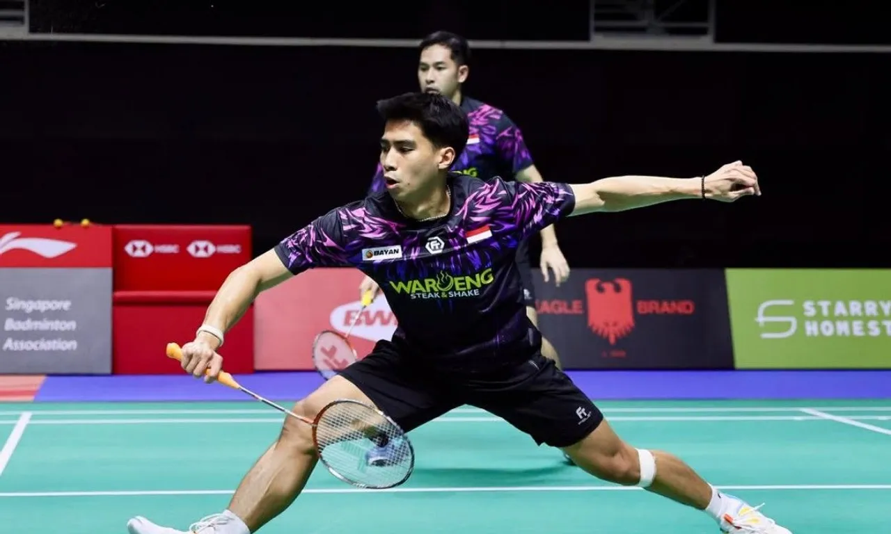 Aksi Sabar Karyaman Gutama/Moh Reza Pahlevi di Singapore Open 2025. (Foto: Instagram/pbsi)