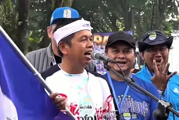 Dedi Mulyadi saat mengikuti parade juara Persib Bandung/foto: Ofisial IG Dedi Mulyadi