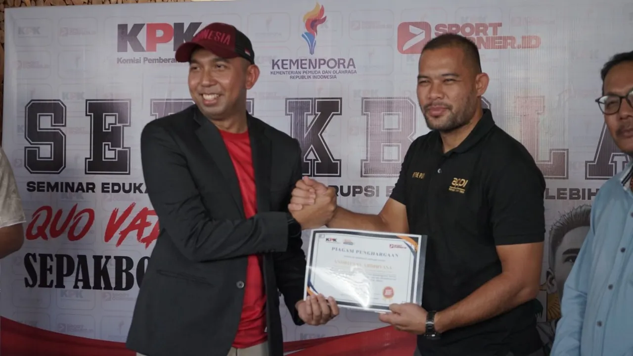 Direktur Sosialisasi dan Kampanye Antikorupsi KPK RI, Amir Arief dan Presiden Asosiasi Pesepakbola Profesional Indonesia (APPI), Andritany Ardhiyasa/Foto: SportCorner.id