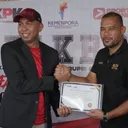 Direktur Sosialisasi dan Kampanye Antikorupsi KPK RI, Amir Arief dan Presiden Asosiasi Pesepakbola Profesional Indonesia (APPI), Andritany Ardhiyasa/Foto: SportCorner.id