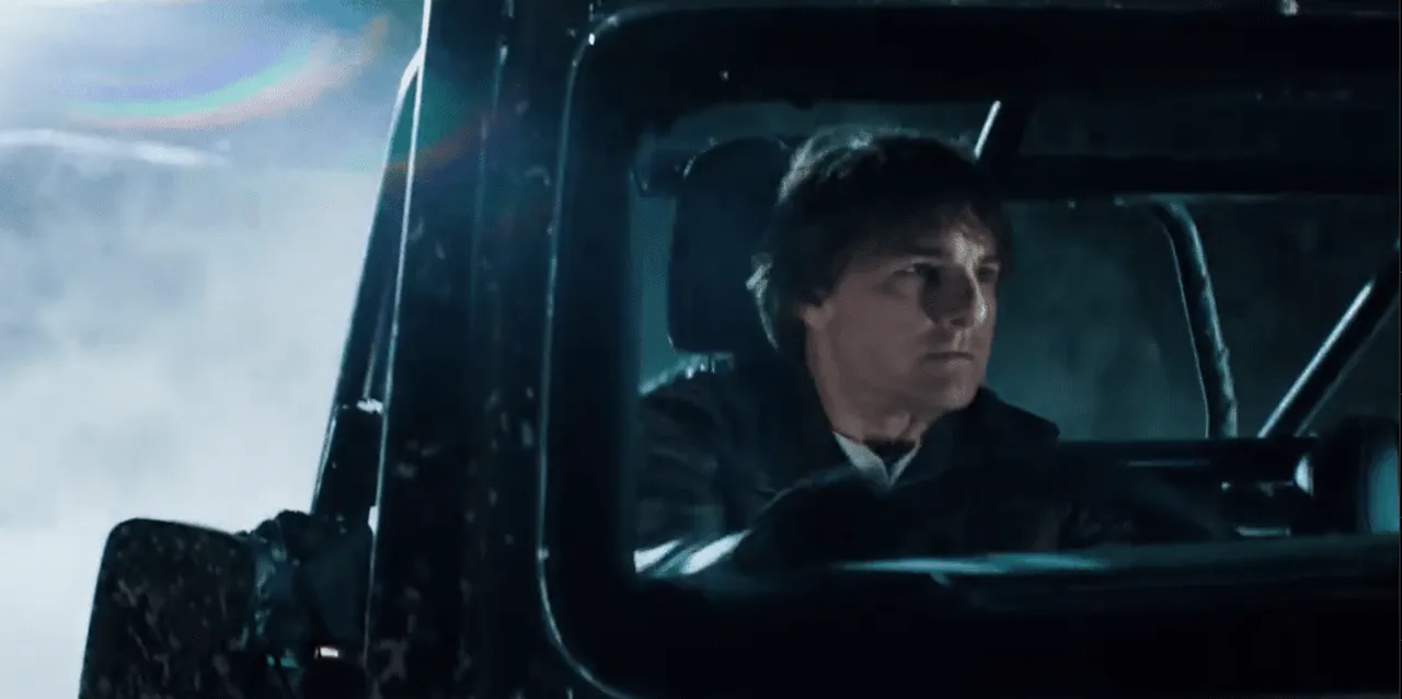Tom Ethan Hunt Cruise saat beraksi dengan Jeep Wrangler 4xe. (IDN)