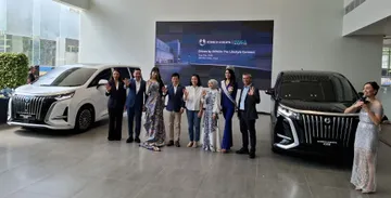 Kemeriahan seremoni peresmian diler flagship Denza Haka Pluit. (Chadie)